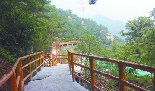 步行棧道主體已完工，正在做護欄粉飾等收尾工作。