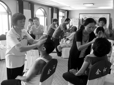 工作人員在航母艦體上描出了“16”這個數字 約圖/郭媛丹