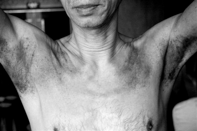 工作人員在航母艦體上描出了“16”這個數(shù)字 約圖/郭媛丹