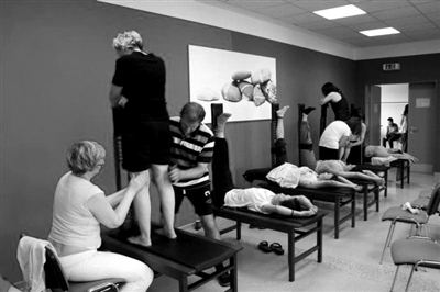 工作人員在航母艦體上描出了“16”這個數字 約圖/郭媛丹