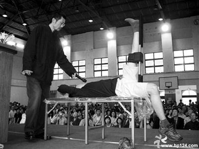 工作人員在航母艦體上描出了“16”這個數字 約圖/郭媛丹