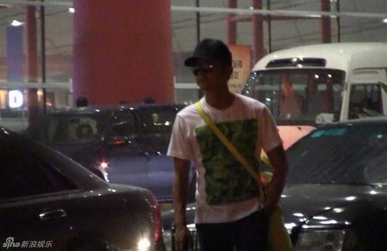 李晨憂郁獨(dú)自回京