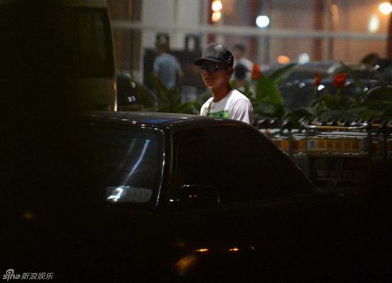 李晨憂郁獨自回京