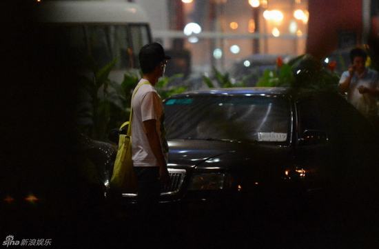 李晨憂郁獨自回京