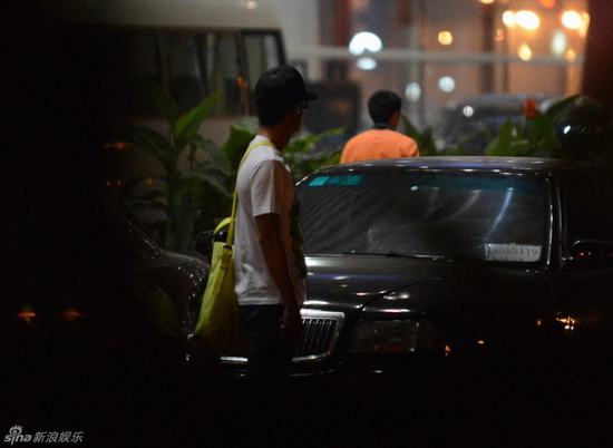 李晨憂郁獨自回京