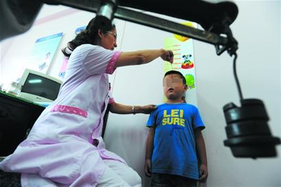 青島貪吃胖娃娃吃出脂肪肝走路都費勁 易誘發性早熟