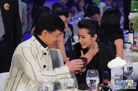 成龍緊貼李冰冰狂揩油 雙手握纖腰當眾調戲