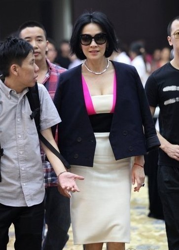 劉嘉玲代言現場打群架