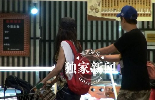 豪門貴婦吳辰君與家人逛平價(jià)超市 十足主婦范