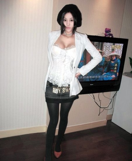 張馨予曾在夜總會(huì)坐臺(tái)