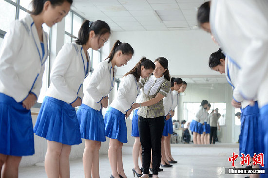 揚州90后女大學生入學學禮儀 穿清純制服美如空姐