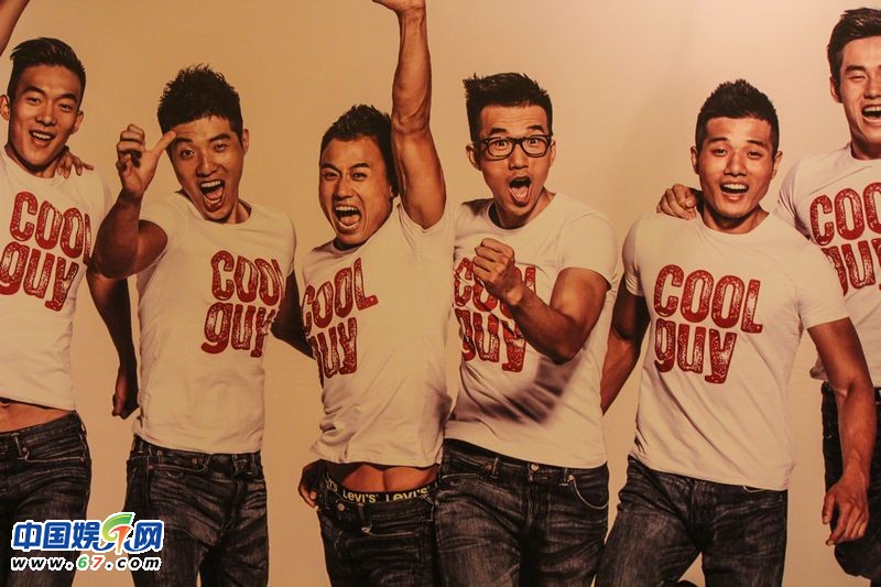 封面選拔紅毯女星齊拋胸曬春光 柳巖遭鄰座男偷窺事業線