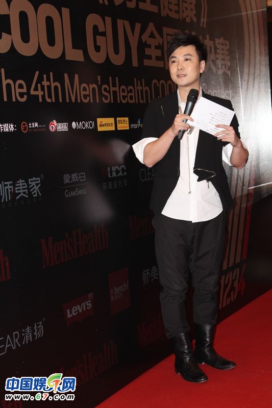 封面選拔紅毯女星齊拋胸曬春光 柳巖遭鄰座男偷窺事業線