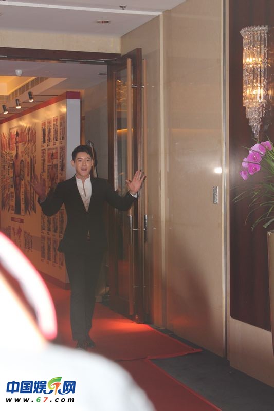 封面選拔紅毯女星齊拋胸曬春光 柳巖遭鄰座男偷窺事業線