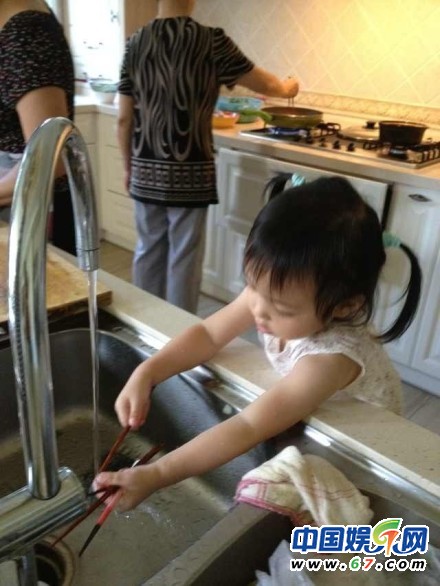 趙薇愛女小四月洗筷子萌照曝光 粉絲贊趙薇教導有方