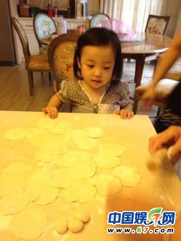 趙薇愛女小四月洗筷子萌照曝光 粉絲贊趙薇教導有方