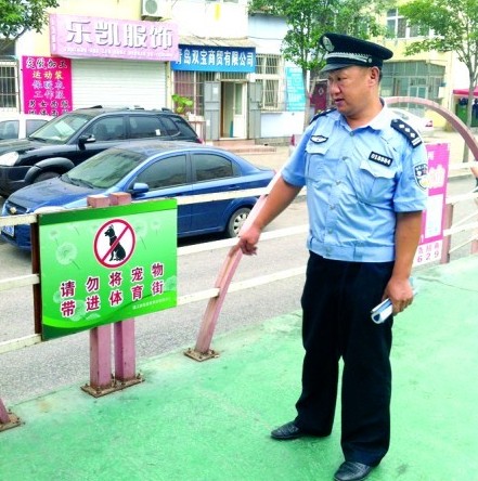 體育街各個入口都設有禁帶寵物入內(nèi)的標牌 體育街各個入口都設有禁帶寵物入內(nèi)的標牌