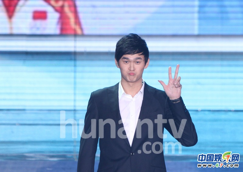 金鷹節(jié)開(kāi)幕 劉詩(shī)詩(shī)如女神阿朵露半乳勁舞孫楊賣(mài)萌