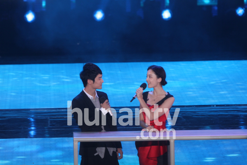 金鷹節(jié)開(kāi)幕 劉詩(shī)詩(shī)如女神阿朵露半乳勁舞孫楊賣萌