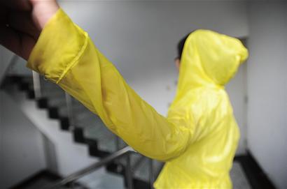 百元防曬衣不如一件T恤 不透氣捂出一身痱子 百元防曬衣不如一件T恤 不透氣捂出一身痱子