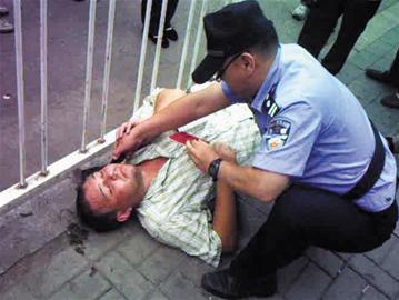 俄男子連喝2瓶二鍋頭醉臥青島街頭 睡前引吭高歌 俄男子連喝2瓶二鍋頭醉臥青島街頭 睡前引吭高歌