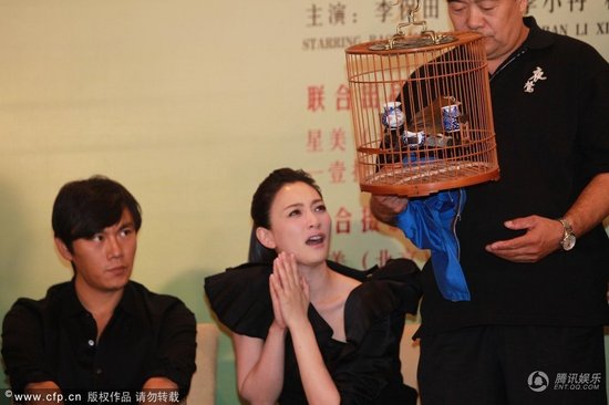 李小冉黑色緊身裙性感現身 裙子過短頻頻走光