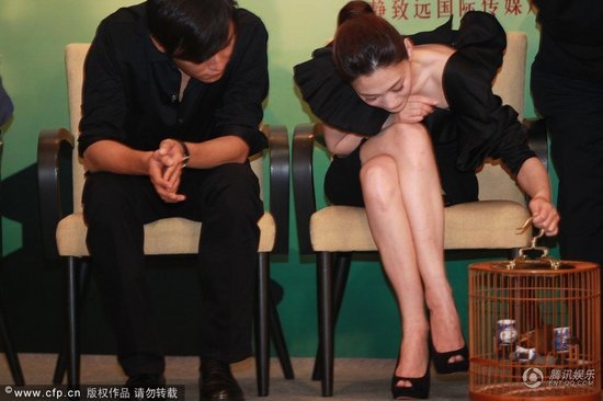 李小冉黑色緊身裙性感現身 裙子過短頻頻走光