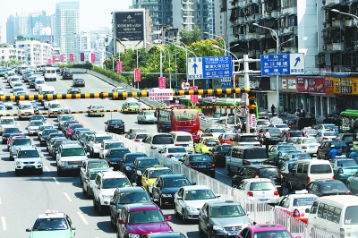 武漢高架橋設限高架 致公交大巴被攔