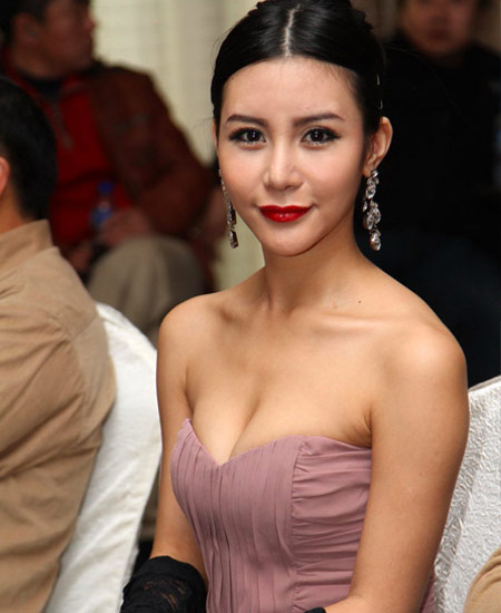 女星深V盤(pán)點(diǎn) 安以軒遭同坐偷窺