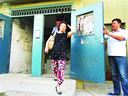 “老賴”搬兵斗債主法院上演連環“鬧”