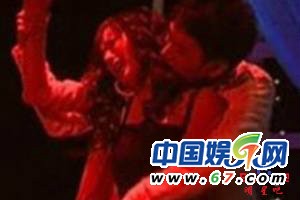 圖揭眾星意外出糗瞬間 女神王菲罕見走光照曝光