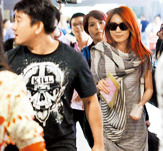 Hebe前天抵上海，左方的黑衣保鑣怒瞪靠近的男粉絲