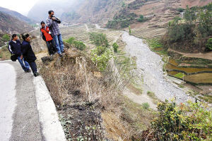 2009年4月1日,目擊者講述事情經過。資料圖 2009年4月1日,目擊者講述事情經過。資料圖