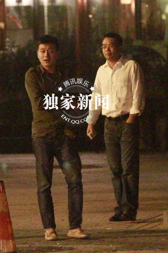 佟大為忙著赴酒宴攀關系 關悅素顏監工裝修別墅變化大