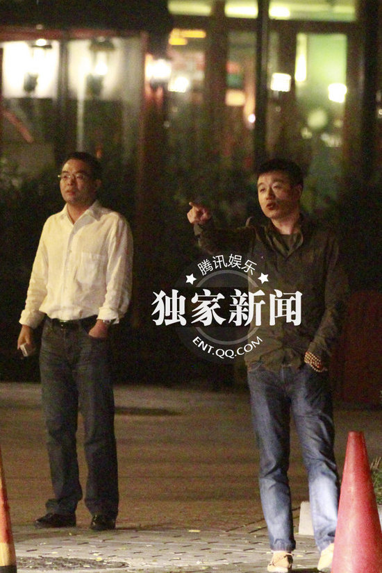 佟大為忙著赴酒宴攀關系 關悅素顏監工裝修別墅變化大