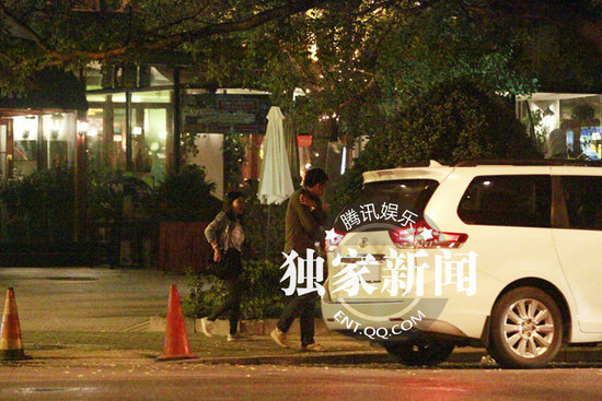 佟大為忙著赴酒宴攀關系 關悅素顏監工裝修別墅變化大