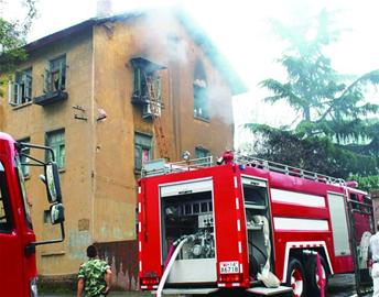 60歲木質老樓燒“禿頂”