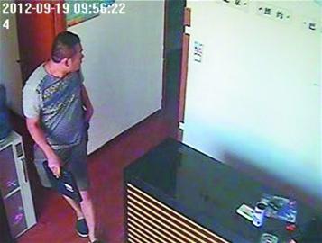 小偷電子眼下伸賊手 盜竊全程被直播 小偷電子眼下伸賊手 盜竊全程被直播