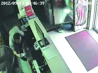 小偷電子眼下伸賊手 盜竊全程被直播 小偷電子眼下伸賊手 盜竊全程被直播