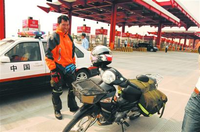 青島小伙騎摩托6千里玩轉10座城 一路游山玩水看朋友