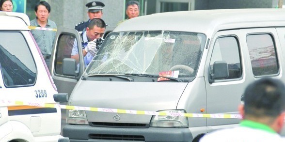 青島一面包車內驚現女尸 紙條留言老公我錯了