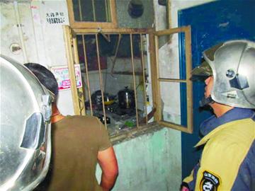 青島醉酒女開天然氣自殺 全樓緊急疏散民警破窗而入 青島醉酒女開天然氣自殺 全樓緊急疏散民警破窗而入