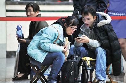 青島買房大軍凌晨排起長龍 屌絲剛需占主力 青島買房大軍凌晨排起長龍 屌絲剛需占主力