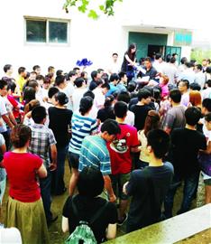 駕考新規將實施 青島學員擠爆駕校玩速成