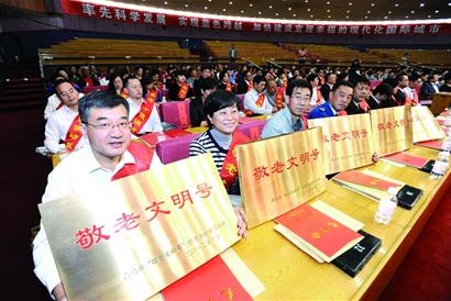 青島132萬老人今過節 李群張新起發賀信