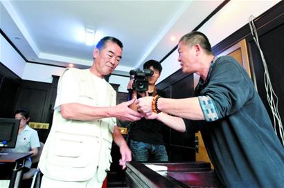 老人發工資請兒女回家 羞于開口要求常回家看看