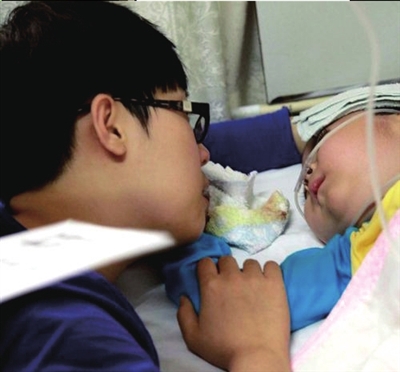 10月16日，媽媽默默地陪孩子走過最后一程。 