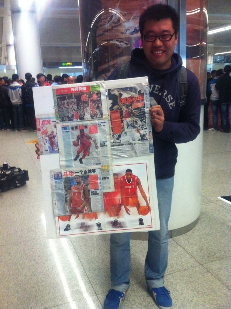 熱心球迷制作好了剪報，迎接麥蒂到來