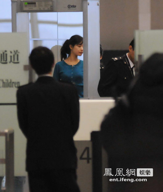 倪妮素顏現身機場遭脫鞋檢查 一臉無奈