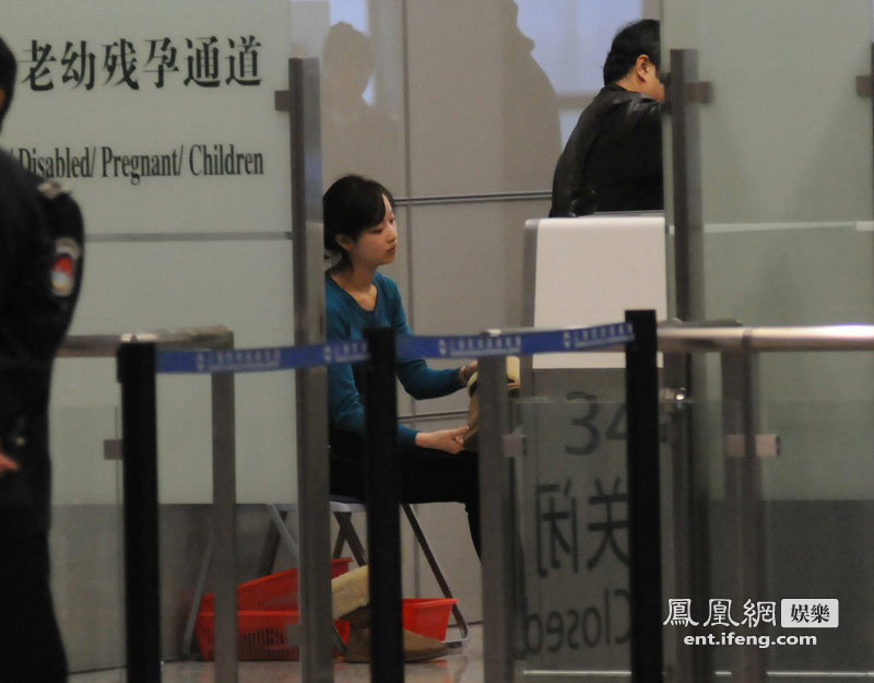 倪妮素顏現(xiàn)身機(jī)場(chǎng)遭脫鞋檢查 一臉無(wú)奈